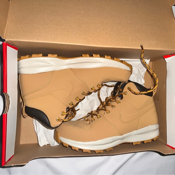 Gently Used Nike Men’s Boots. - Picture 8 of 10